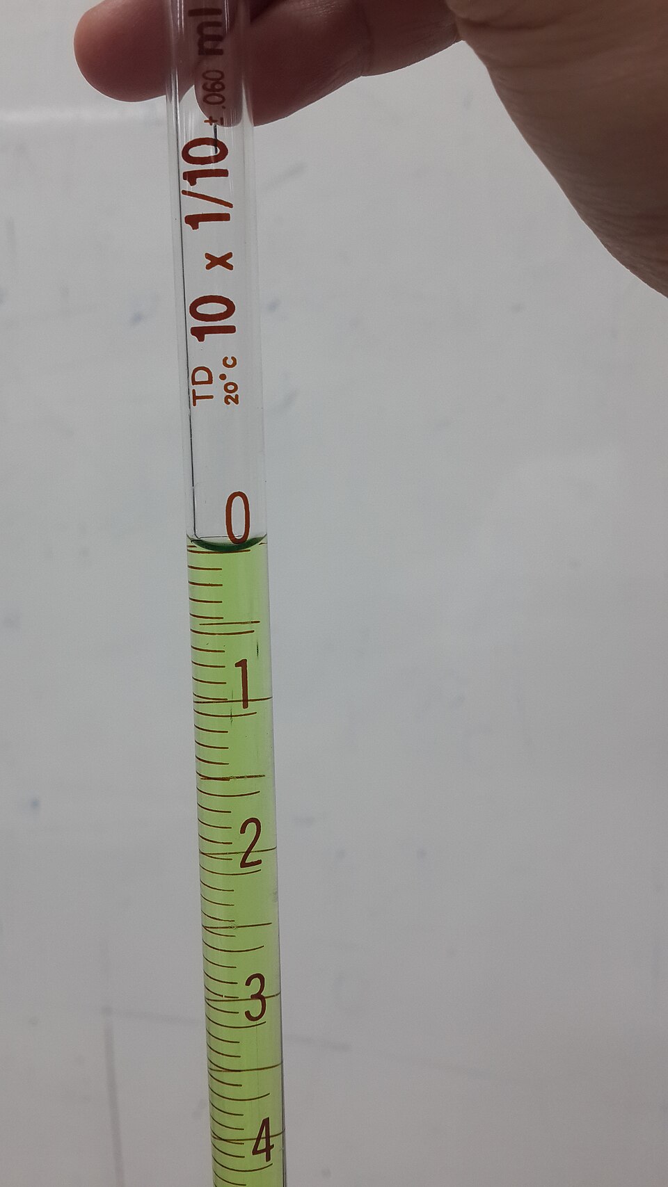Meniscus reading in a graduated pipette